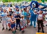 Club Good Deeds: The Zenit lion visits kids at their summer camps
