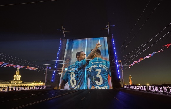 Palace bridge lit up in Zenit colours to celebrate the double
