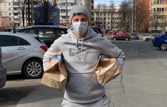 Andrey Arshavin delivers food to Zenit fans in lockdown