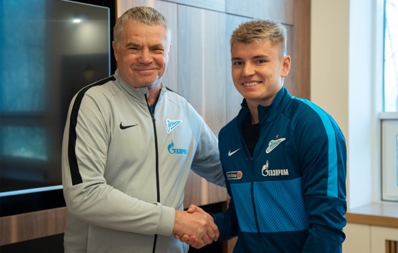 Andrey Mostovoy signs a contract extension