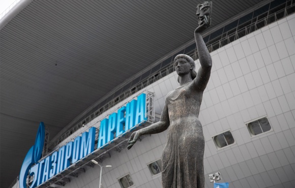Two statues moved to the Gazprom Arena from St. Petersburg's SKK