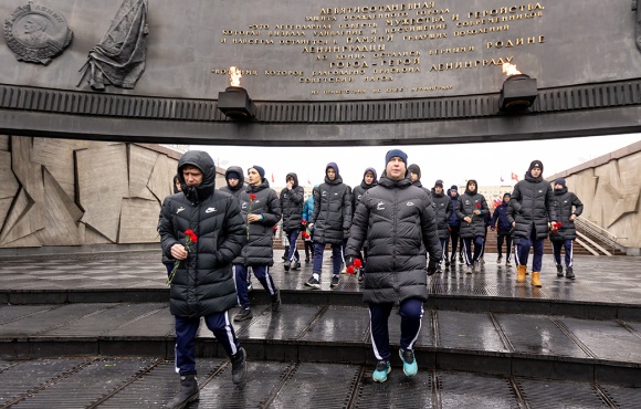 The Gazprom Academy players and the Zenit women team paid respects to the victims of the Siege of Leningrad