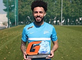 Claudinho collects his G-Drive Player of the Month award for December