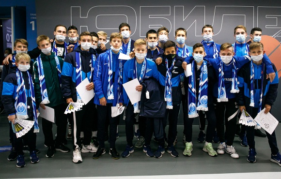 Gazprom Academy players support our basketball team against Barcelona