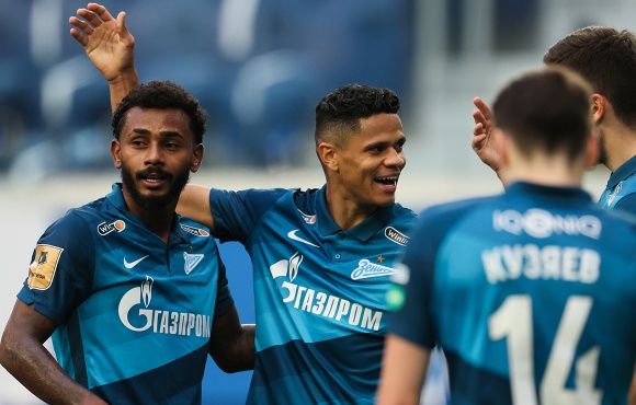 Douglas Santos: "Playing 50 matches for Zenit is important for me"
