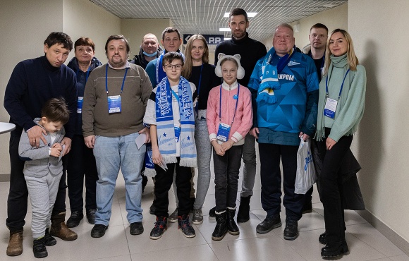 The winners of the Zenit-Sportprognosis competition watch the match alongside Stanislav Kritciuk