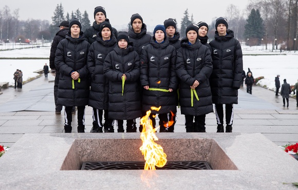Gazprom Academy pupils pay their respects to the victims of the Siege of Leningrad