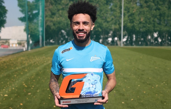 Claudinho collects his G-Drive Player of the Month award for December