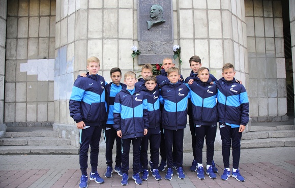 Gazprom Academy players pay tribute to Pavel Sadyrin on his birthday