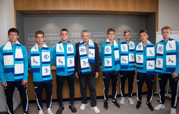 Seven Gazprom Academy players sign professional contracts