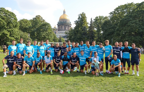 Zenit held open training in the centre of St. Petersburg