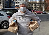 Andrey Arshavin delivers food to Zenit fans in lockdown
